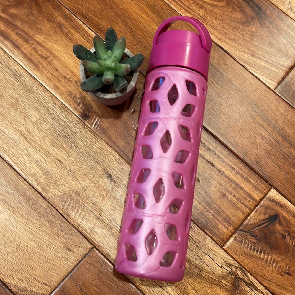 Lululemon Silicone Sleeve Water Bottle - NWOT - Picture 1 of 6